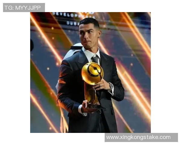 C罗分享最佳中东球员奖杯照感谢所有支持者的陪伴与鼓励