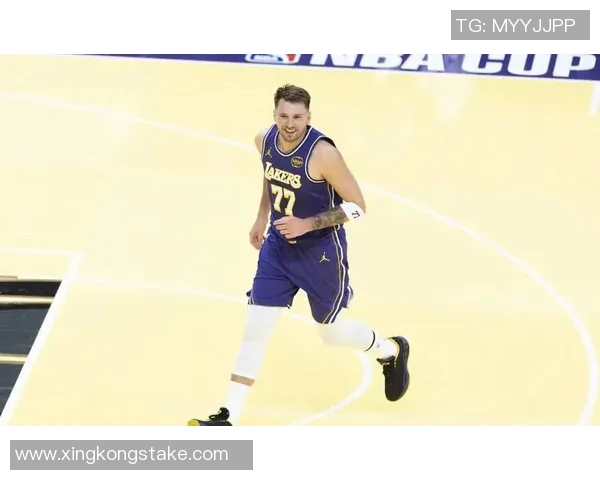 爱德华兹首节火力全开9投6中砍下14分2板3助与东契奇展开激烈对决