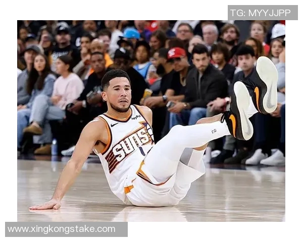 布克上半场表现出色14分9助攻展现控卫风范引领球队进攻