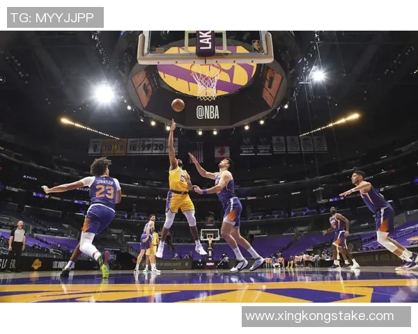 布克全场表现平平14投仅5中收获17分3篮板8助攻正负值高达16