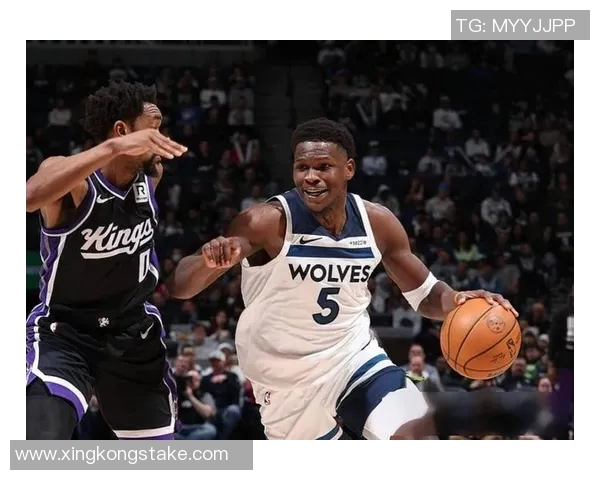 爱德华兹称赞克拉克表现出色称其提升球队整体防守能力